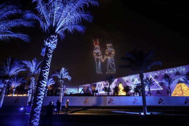 Msr Cumhurbakanlndan yaplan yazl aklamaya gre, 79 lkeden resmi heyetlerin bulunduu trene 39 lke kral, prens, devlet ve hkmet bakan dzeyinde temsil edildi.