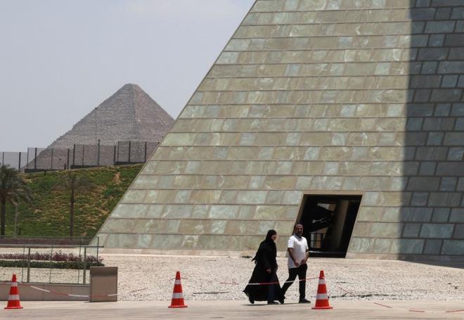 gen formdaki mimarisiyle "drdnc piramit" olarak adlandrlan Byk Msr Mzesi'nde Yunan-Roma dnemine ait eserler de sergileniyor.