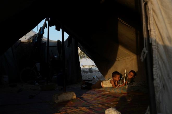 <h2 class="gallery-item-title">"HBR EY KAZANMADIM"</h2>                <p></p><p>Son atekes, kurtarma ekiplerinin enkaz altnda uzun sredir bulunamayan cesetleri aramasna imkn tand. Gazze'deki salk yetkilileri, atekesin balamasndan bu yana yzlerce cesedin karldn ve toplam can kaybnn 68 bin 800' atn bildirdi.</p>  <p>Han Yunus'ta her hafta yeni mezarlar kazlyor ve bu mezarlar sadece kuma dikilmi talarla iaretleniyor.</p>  <p>Mezarlarn arasnda barnan aileler iin bu kayp dngs devam ediyor. Muhammed mah, "Atekesten sonra da mezarln iindeki hayatm ayn. Hibir ey kazanmadm" diye ekledi.</p>