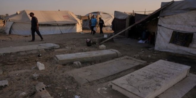 llerin arasnda yaam: Mezar talar oturak oldu