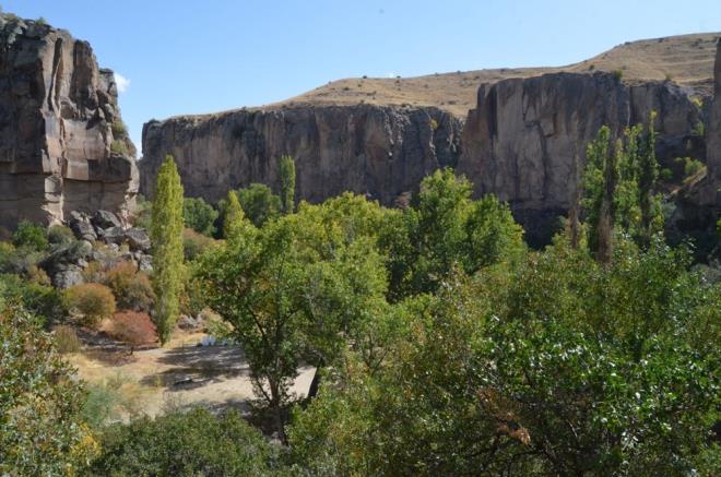 <h2 class="womanpage-gallery-detail-sub-title womanpage-gallery-detail-card-frame--sub-title">YILDA 1 MLYON TURST POTANSYEL</h2>              <p class="card-text gallery-page-hero-card-text"></p><p>Ihlara Vadisi'nin ylda 1 milyon turist potansiyeline sahip olduu belirten Abdullah Ouz, "Vadi, zellikle Melendiz ay'nn serinliiyle beraber doa yry iin gelen misafirlerimize esiz bir manzara sunmu oluyor. Melendiz ay'nn huzur veren sesine kulak vererek yeilliin iinde vadinin o mistik atmosferine tanklk etmek iin tm konuklarmz konforlu bir ekilde Ihlara Vadisi'nde arlyoruz. Vadide yapacamz yeni projeler ve yollarla belediyemizin hizmete sunduu cam terasla ok gzel ev sahiplii yapyoruz" dedi.</p>