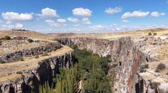 <p>Kapadokya, Aksaray'n Gzelyurt ilesindeki Ihlara Vadisi ile balyor. Kapadokya blgesini ziyaret eden yerli ve yabanc turistler, Ihlara Vadisi'ne de uruyor.</p>  <p>Kaya oyma mekanlar, kiliseler ve bitki rtsyle her mevsim ziyaretileri kendisine hayran brakan 14 kilometre uzunluundaki Ihlara Vadisi'ne, 394 basamakl merdivenle iniliyor.</p>