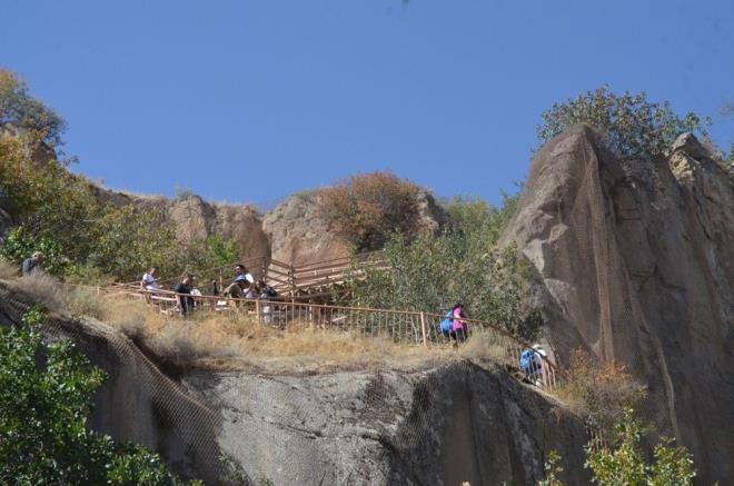 <h2 class="womanpage-gallery-detail-sub-title womanpage-gallery-detail-card-frame--sub-title">YZLERCE KLSE VE APEL</h2>              <p class="card-text gallery-page-hero-card-text"></p><p>Aksaray l Kltr ve Turizm Mdr Abdullah Ouz, havalarn soumasyla birlikte sahil blgelerindeki turist younluunun i alanlara kaymaya baladn belirterek, u ifadeleri kulland:</p>  <p>"Yaklak 14 kilometre uzunluunda olan Ihlara Vadimiz, 150 -200 metre derinliinde. Bu esiz vadi, dnyann en byk ikinci kanyonu olma zellii tayor. Kapadokya blgesinin en nemli destinasyonlarndan banda Ihlara Vadisi geliyor. Vadinin iinde yzlerce kilise ve apel tespit edildi. Burada bilimsel ve yzeysel kaz almalarmz niversite hocalarmzn bakanlnda devam ediyor. Bu ynyle hem inan turizmi hem de doa turizminde nemli bir merkez haline geliyor."&nbsp;</p>