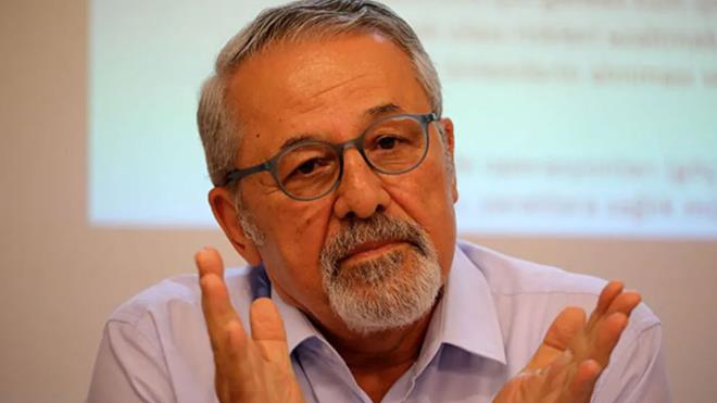 Balkesir'in Sndrg ilesi, dn meydana gelen 4.9 byklndeki depremin ardndan gece saatlerinde de sarslmaya devam etti. Afet ve Acil Durum Ynetimi Bakanl'nn (AFAD) verilerine gre, blgede panie neden olan sarsntnn ardndan dn saat 23.23'te bu kez 4.3 byklnde bir art deprem daha yaand. Bu sarsntnn derinlii 4,91 kilometre olarak belirlendi.