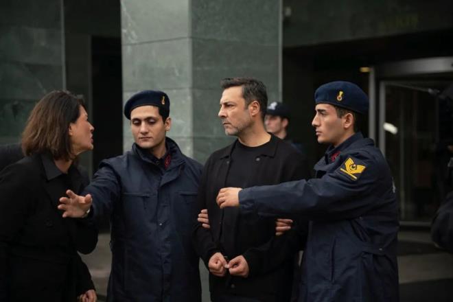 ZGE BORAK GELYOR  <br>  Kt haberlere ramen, Kzlck erbeti sevenleri sevindirecek bir gelime yaanyor. Tm bu ayrlklarn yan sra Kzlck erbeti'ne yeni bir ismin katlaca renildi. Oya Doan'n haberine gre; zge Borak fenomen dizinin kadrosuna girdi.