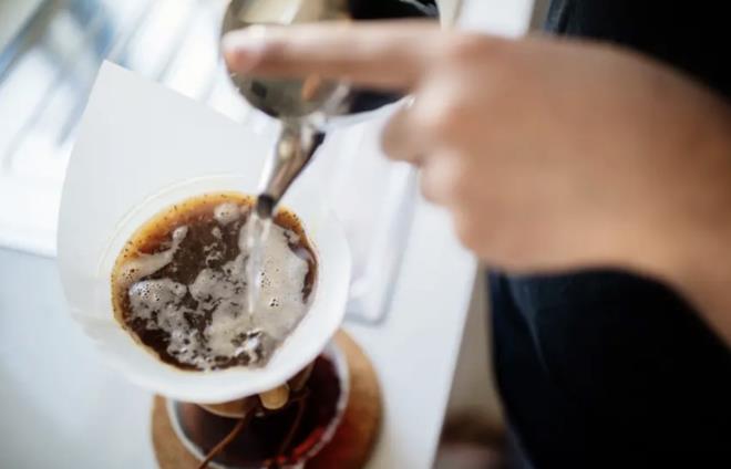 <h2 class="text-size-20 md:text-size-24 px-2.5 mt-2 text-black font-bold pt-2">20 KLOSU 25 MLYON 250 BN LRA</h2><div class="text-size-18 md:text-size-20 p-3 pb-1 font-medium text-black ck ck-content break-words leading-normal"><p>Julith kahve dkkan, fincan 42 bin lira olan kahveyi Panama'daki ak artrmadan satn ald. Sasz, 20 kilogramna 600 bin dolar (25 milyon 250 bin lira) dedi.</p><p>Bunun imdiye kadar bir kahveye denen en yksek fiyat olduu belirtilirken Julith, rekor fiyata ald kahveden Dubai'de 400 fincan satmay hedefliyor.</p></div>