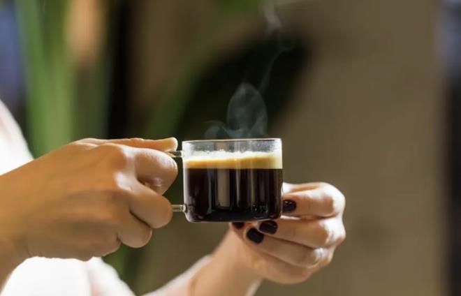 <h2 class="text-size-20 md:text-size-24 px-2.5 mt-2 text-black font-bold pt-2">SIRAYA GRDLER</h2><div class="text-size-18 md:text-size-20 p-3 pb-1 font-medium text-black ck ck-content break-words leading-normal"><p>Asyal alclar ve kahve ekirdei koleksiyonerleri de bu zel kahveden almak iin sraya girdi.</p><p>Ancak Julith, bu kahveyi paylamay planlamyor. Sadece Dubai emirlik ailesi iin bir miktar kahve ayrld.</p></div>