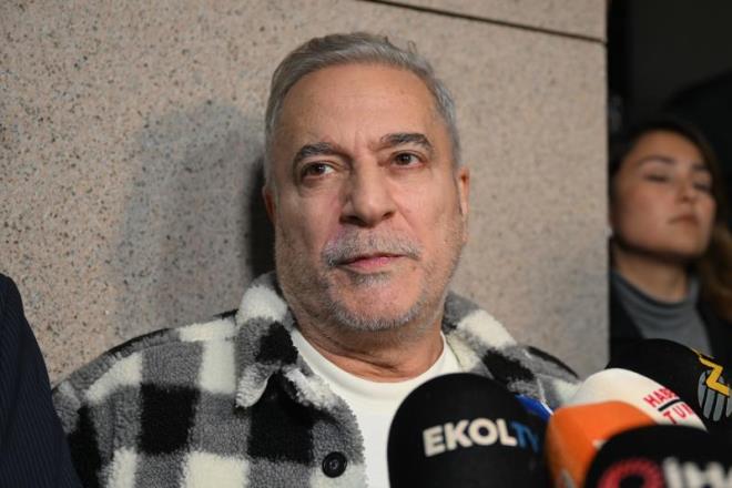 Sosyal medyay aktif kullanan ve sivri diliyle bilinen Mehmet Ali Erbil, yaynda olduu bir srada, Demet Akaln'n Esra Balamir'le trbe ziyaretinde bulunduunu rendi.