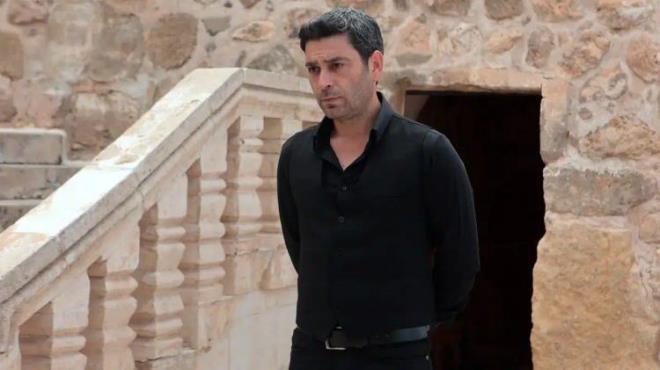 <strong>Ozan Akbaba ve Sinem nsal'n barollerini paylat 'Uzak ehir' dizisinden paylalan bir set fotoraf sosyal medyada gndem oldu.</strong>