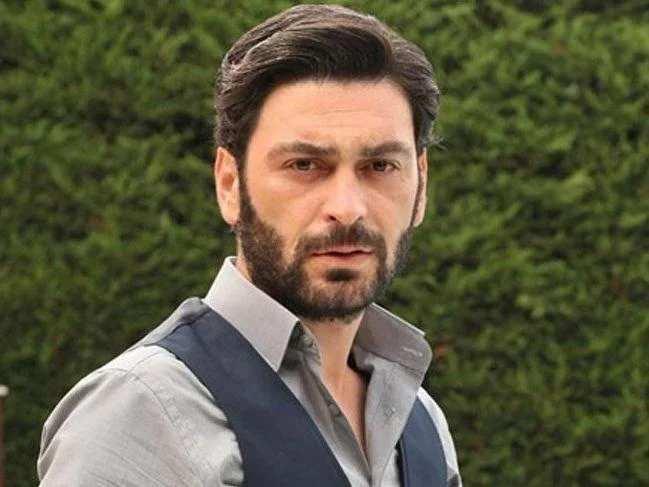 Dublrn kimlii henz netlemezken, <strong>baz sosyal medya kullanclar fotorafn yapay zeka olduunu savundu.</strong>