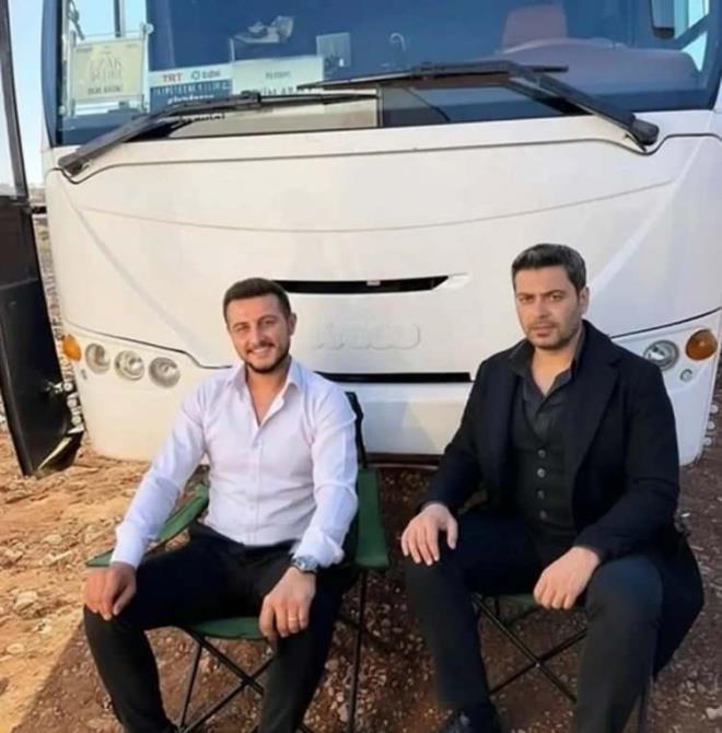 Dublrn <strong>nl oyuncuya olan benzerlii</strong>, takipiler arasnda <strong>aknlk ve esprili yorumlara yol at.</strong>