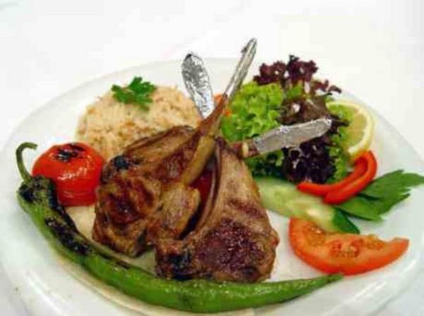 Bu nedenle et yerken iecek olarak limonlu bir eyler tercih edebilir etin yannda tketeceiniz salatay nar ekisiyle tatlandrabilirsiniz.