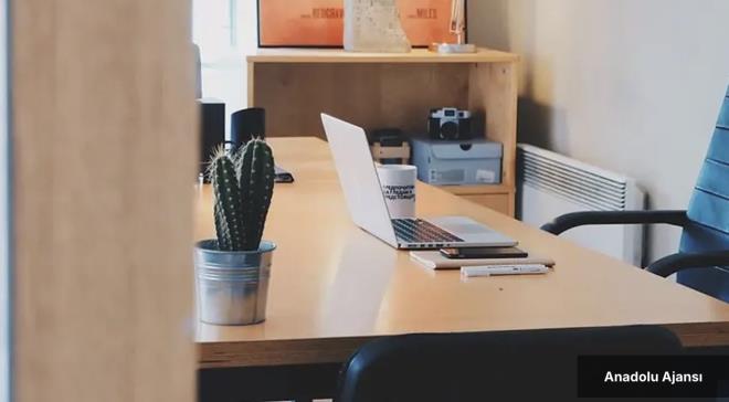 <h2 class="text-size-20 md:text-size-24 px-2.5 mt-2 text-black font-bold pt-2">EVDEN ALIANLAR N EMSAL NTELKTE</h2><div class="text-size-18 md:text-size-20 p-3 pb-1 font-medium text-black ck ck-content break-words leading-normal"><p>Elmal'nn avukat Zmbl Nur Ezikolu da mvekkilinin evini i yeri olarak kullanmasndan dolay belediyeye ekstra bir klfet yklemediini belirtti.</p><p>&nbsp;</p><p>Belediyenin ncelikle adresin i yeri formunu alp almadna bakmas gerektiine iaret eden Ezikolu, yle konutu:</p><p>&nbsp;</p><p>"- erisi hakikaten i yerine gre dzenlenmise tabii ki buna gre bir vergi yanstlabilir. Eer evden iinizi yrtyorsanz ve eviniz aslnda bir i yeri formu almadysa bu ekilde size yanstlan i yeri evre temizlik vergisine itiraz edebilirsiniz.</p><p>&nbsp;</p><p>- Burada nemli olan evin mesken niteliinin bozulup bozulmad ile ilgili bir deerlendirme. Birok avukat bu karar emsal gstererek kendisine yanstlan i yeri evre temizlii vergilerini iptal ettirebilecektir.</p><p>&nbsp;</p><p>- Evden alyorsanz ve sadece bilgisayarda yaptnz iler varsa eviniz ev olarak kullanlyorsa, onlar bakmndan da emsal olabilecek bir karardr."</p></div><h2 class="text-size-20 md:text-size-24 px-2.5 mt-2 text-black font-bold pt-2">EVDEN ALIANLAR N EMSAL NTELKTE</h2><div class="text-size-18 md:text-size-20 p-3 pb-1 font-medium text-black ck ck-content break-words leading-normal"><p>Elmal'nn avukat Zmbl Nur Ezikolu