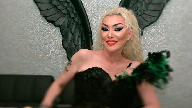 Gll hanm dzenli olarak bu ilac kullanyor muydu diye ila raporlarna baktk. Gll hanm, bu ilac en son 2025 Ocak'ta alm yani 10 ay nce... 1 mg bu ilacn paketinde sadece 50 tablet var. Ocak aynda alnm bu ila bir buuk ay kullanmla birlikte ubat aynda bitmesi gerekiyor. Gll hanmn bu ilac Eyll'de aldn gryoruz. 9 ay ierisinde bir tane alnan bu ilacn hala onda olmas neredeyse imkansz. O gece iip zerine alkol almas ne demek? Hayatn kaybettiinde bu ila kannda bulunuyor" dedi.