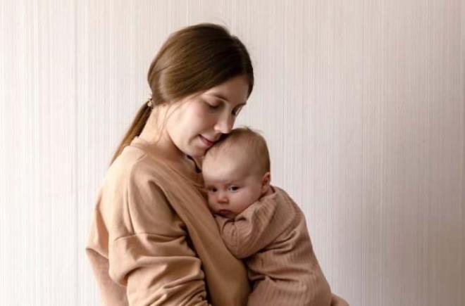 <span><strong>ANNEYE YAPILAN AI BEBE KORUYOR</strong></span><br>  zellikle gebelerin alanmasnn bebek iin ok nemli olduunu belirten Prof. Dr. ztrk <strong><em>"Gebelikte grip as yaptrmann iki nemli sebebi vardr. Birincisi, gebeler influenza asndan zel bir risk grubudur. nk solunum kapasitesi azalr, kalp-dolam yk artar, baklk sisteminde fizyolojik basklanma oluur. Bu deiiklikler sebebiyle gebeler, zatrre, erken doum, dk doum arl ve hastaneye yat asndan daha yksek risk altndadr. kincisi anneye yaplan a bebei korur. Annenin antikorlar plasenta yoluyla bebee geerek, doumdan sonraki ilk alt ay boyunca koruma salar. Dnya Salk rgt (WHO), CDC ve Trkiye Salk Bakanl, btn gebelerin grip sezonunda alanmasn nemle tavsiye ediyor. Salk Bakanl grip asnn gebelere 2. trimesterden itibaren yaplabileceini sylyor" </em></strong>dedi.&nbsp;