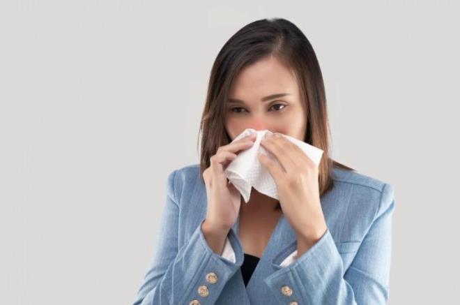 <span><strong>KALP KRZN ARTIRIYOR</strong></span><br>  Influenza enfeksiyonun kalp krizi, inme ve zatrre riskini de artrdn vurgulayan Prof. Dr. Seil Gnher Arca da, gripten sonra gelien zatrrenin kalp yetmezlii riskini 10 kat artrdna iaret ederek <em><strong>"Aralk- ocak aynda kalp krizi ve buna bal lm vakalarnda art yaanr. Bu vakalar incelediimizde yzde doksannn o esnada ya da ok yakn zamanda bir influenza enfeksiyonu geirdiini grrz"</strong></em> diye aklad.