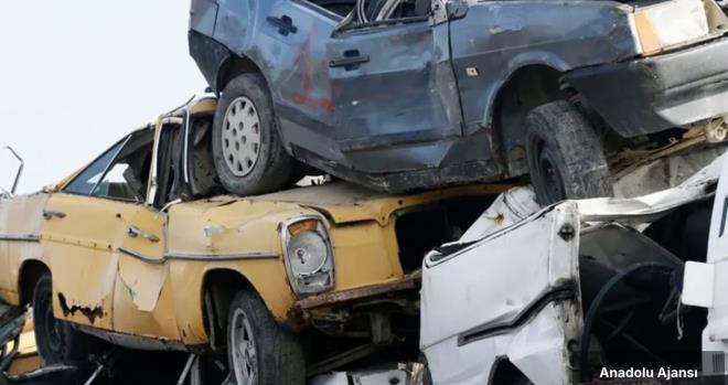 <p>"Hurda Tevik Yasas"nn mutlaka karlmas gerektiinin altn izen Palandken, u ifadeleri kulland:</p><p>&nbsp;</p><p>"Hem ithal ettiimiz hurdann azalmas hem de lkemizde hurdalk vaziyette bekleyen aralarn ekonomiye kazandrlmas daha karl bir tablo ortaya karacaktr. Yaplmas gereken, hurda aralarnn toplanmas ve ithalatn azaltlmasyla ilgili somut admlar atmaktr. nsanlar daha az yakt tketen, daha yeni, gvenli ve konforlu aralara bindiinde enflasyonda da belli lde gerileme olacak veya en azndan bu, enflasyonu artran bir unsur olmaktan kacaktr."</p>