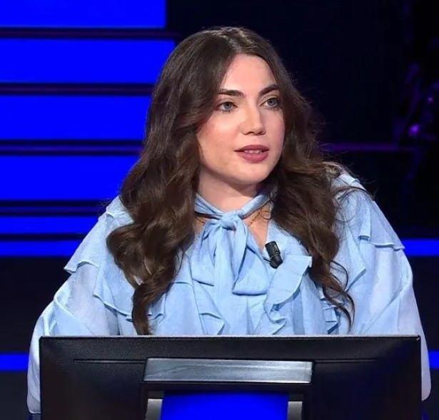 2020 ylnda Ankara niversitesi Hukuk Fakltesi'nden mezun olduktan sonra Londra'ya tanarak yaamn orada srdren&nbsp;gen yarmac 200 bin TL deerindeki 9'uncu soruda Osmanl sorusuna verdii cevapla yarmaya damga vurdu.&nbsp;