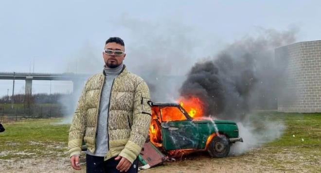 Lvbel C5 mahlasl Sleyman Burak Bodur, katld bir davette rportaj verdi.     Cinsel ierikli ve uyuturucuya zendiren ifadeler kulland arklar gerekesiyle Lvbel C5 mahlasl Sleyman Burak Bodur, getiimiz mays aynda tutuklanmt.