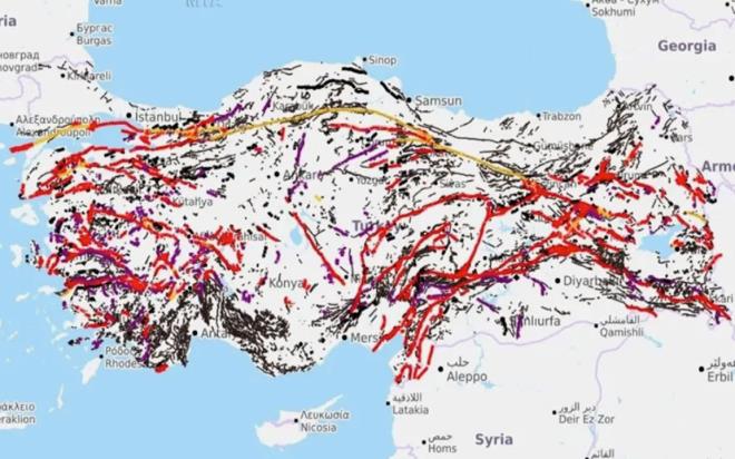 Jeoloji Mhendisi Aysun Aykan fay hatlaryla ilgili dikkat eken bir aklamada bulundu. Aykan, Balkesir?in Sndrg ilesinde 10 Austos tarihinde meydana gelen korkutucu depremden sonra blgede 15 binden fazla art deprem yaandn belirtti ve ekledi, bunlarla beraber stres transferinin evredeki fay hatlarn etkilediini syledi. Aykan, Kayapa-Yeniehir arasnda 95 kilometre uzunluunda yeni bir aktif fay hatt tespit edildiini aklad.