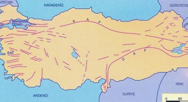 "DEPREM FIRTINASININ SRMES BEKLENYOR"<p>    Bursa?daki deprem tehlikesine de deinen Aykan, kentin neredeyse tm ile snrlarnn diri fay hatlar zerinde yer aldn belirtti. zellikle znik-Mekece Fay?nn 960 yldr sessiz olduunu hatrlatan Aykan, ?Bu fay en son 1065 ylnda ykc bir deprem retti? dedi.    1855 ylnda yaanan ve ?Kk Kyamet? olarak anlan byk Bursa depreminde kentin ar hasar grdn hatrlatan Aykan, ?Ulu Cami?nin iki kubbesi km, 150 caminin minareleri yklm, ehirde yangnlar kmt? ifadelerini kulland.