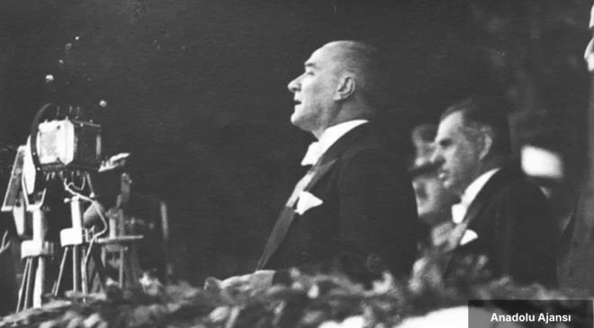 <p>Bunun zerine Mustafa Kemal, 1915'te Esat Paa komutasndaki 3. Kolordu'ya bal Tekirda'da oluturulacak 19. Tmen Komutanlna atand.</p><p>&nbsp;</p><p>Gelibolu Yarmadas'na asker karan ve Conkbayr'na ilerleyen dman kuvvetleri, Atatrk'n komutasndaki 19. Tmen kuvvetlerinin taarruzuyla geri ekildi. Mustafa Kemal Paa, cephanesi biten Trk askerine "Cephaneniz yoksa sngnz var." diyerek, moral ve gven verdi.</p><p>&nbsp;</p><p>Mustafa Kemal, Conkbayr taarruzu srasnda gsne isabet eden arapnel parasnn cebindeki saati paralayarak dnmesi sonucu mutlak lmden kurtuldu. Mustafa Kemal Paa, sadece Gelibolu Yarmadas Kuzey Blgesi Muharebelerinin deil, ayn zamanda anakkale Boaz'nn, anakkale Cephesi'nin, stanbul'un da kaderini tayin etti ve bylece anakkale Savalar'nda Mustafa Kemal Paa "Anafartalar Kahraman" olarak n kazand.</p><p>&nbsp;</p><p>anakkale'den sonra Dou Cephesi'nde 16. Kolordu Komutanlna atanan Mustafa Kemal, 1916'da Rus saldrlarn durdurarak Bitlis ve Mu'u dmandan geri ald ve bu cephede generallie terfi etti.</p>