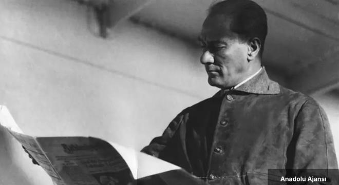 <h2 class="text-size-20 md:text-size-24 px-2.5 mt-2 text-black font-bold pt-2">ATA'NIN CENAZESNN ANITKABR YOLCULUU</h2><div class="text-size-18 md:text-size-20 p-3 pb-1 font-medium text-black ck ck-content break-words leading-normal"><p>Mustafa Kemal Atatrk, 57 yl sren yaamnda, milletinin ve vatannn bamszl iin ylmadan alt ve girdii her mcadeleden zaferle kt.</p><p></p><p>Askeri ve siyasi dehasyla saygnln koruyan Mustafa Kemal Atatrk, 10 Kasm 1938'de 57 yandayken Dolmabahe Saray'nda saat 09.05'te hayata gzlerini yumdu.</p><p></p><p>Atatrk'n vefat yalnz Trkiye'de deil btn dnyada byk zntyle karland.</p><p></p><p>Atatrk'n naa, 16 Kasm'da Dolmabahe Saray tren salonunda katafalka konuldu. 19 Kasm gn cenaze byk bir kalabalk tarafndan Yavuz Zrhls ile zmit'e, oradan da ayn gnn akam tm yurt gezilerinde kulland tren ile Ankara'ya uurland.</p><p></p><p>Ankara'da 20 Kasm'da devlet erkan ve yabanc devlet insanlar tarafndan karlanan cenaze, TBMM nnde katafalka konuldu. Byk bir cenaze treni ile 21 Kasm 1938'de Ankara Etnografya Mzesi'ndeki geici kabrine konulan Atatrk'n naa, ebedi istirahatgah Antkabir'e tand 10 Kasm 1953'e kadar burada kald.</p><p></p></div> "Benim naiz vcudum elbet bir gn toprak olacaktr, fakat Trkiye Cumhuriyeti ilelebet payidar kalacaktr" diyen Atatrk, ebedi istirahatgah olan Trkiye'nin kalbi Antkabir'de Trk milletinin gnlnde yayor...