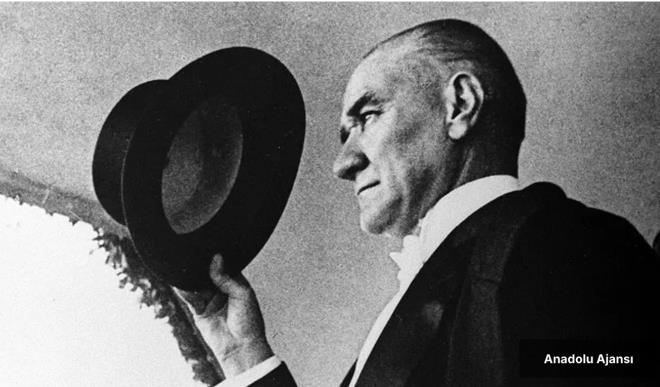 <p>Atatrk, 1881'de Selanik'te dnyaya geldi. Annesi Zbeyde Hanm'n arzusu dorultusunda ilkrenimine Hafz Mehmet Efendi'nin mahalle mektebinde balayan Mustafa Kemal, daha sonra babas Ali Rza Efendi'nin istei zerine getii emsi Efendi Mektebi'nde ilkokulu tamamlad.</p><p>&nbsp;</p><p>Ortaokul eitimi iin gittii Selanik Mlkiye Rtiyesi'nden kendi isteiyle ayrlan Mustafa Kemal, renimini Selanik Askeri Rtiyesi'nde srdrd, ardndan Manastr Askeri dadisi'nden ikincilikle mezun oldu. Askeri reniminin yannda yabanc dil eitimi de devam eden Atatrk, yazlar izinli dnd Selanik'te Franszca dersleri ald.</p><p>&nbsp;</p><p>Daha sonra stanbul'a gelerek 1899'da girdii Harp Okulu'nu 1902'de temen rtbesiyle tamamlayan Atatrk, Harp Akademisi'nden de 1905'te kurmay yzba rtbesiyle mezun oldu.</p>