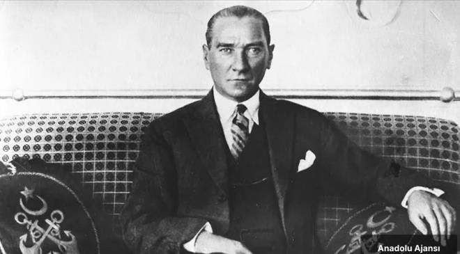 <h2 class="text-size-20 md:text-size-24 px-2.5 mt-2 text-black font-bold pt-2">LKENN GAL LE SAMSUN'A HAREKET ETT</h2><div class="text-size-18 md:text-size-20 p-3 pb-1 font-medium text-black ck ck-content break-words leading-normal"><p>Filistin ve Suriye'de grevli 7. Ordu Komutanlna 1917 Temmuz aynda atanan Mustafa Kemal Paa, bir sre sonra 2. Ordu Komutanlna tayin olsa da grevi kabul etmeyerek Genel Karargah emrinde stanbul'da kald. Ayn yl Veliaht Vahdettin ile Almanya'ya giderek Alman Genel Karargah ve Alman sava cephelerinde incelemelerde bulundu.</p><p>&nbsp;</p><p>Suriye cephesinde 1918'de yeniden grevlendirilen Mustafa Kemal, 7. Ordu Komutan olarak grev yapt ve bu srada ngilizlerin asl amalarnn skenderun'u igal edip, kuzeye ekilmekte olan 7. Ordu'yu abluka altna almak olduunu stanbul'a bildirdi.</p><p>&nbsp;</p><p>ngilizlerin skenderun'u direnle karlamadan 9 Kasm 1918'de teslim almas zerine Mustafa Kemal Paa, hkmet merkezi ile yapt telgraf grmelerinde, ngilizlere verilen tavizleri tenkit etti. "Byle giderse memleketin binbir trl entrika ve istilaya maruz kalacan" izah etmeye alan Mustafa Kemal Paa'ya, Yldrm Ordular Grup Kumandanl ve 7. Ordu'nun lavedildii bildirildi.</p><p>&nbsp;</p><p>Paa, bu acziyetin tamamen ortadan kaldrlmasn istiyordu ve emrindeki birliklerin komutasn 2. Ordu Komutan Nihat Paa'ya brakarak ayn gn akam Adana'dan trenle stanbul'a hareket etti.</p><p>&nbsp;</p><p