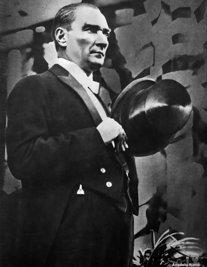 <p>Mustafa Kemal, kurmaylk staj iin 1905'te am'da 5. Ordu emrine atand, Suriye blgesindeki stn hizmetleri dolaysyla Beinci Rtbe'den Mecidi Nian verildi. Merkezi Makedonya'nn Manastr ehrindeki 3. Ordu Karargah'na 1907'de atanan Mustafa Kemal, Selanik'teki kurmay ubede grevlendirildi.</p><p>&nbsp;</p><p>Mustafa Kemal, Manastr ve Selanik'te grevliyken 1909'da stanbul'daki 31 Mart Vakas'n bastran Hareket Ordusu'nda grev yapt. Arnavutluk'taki isyan bastrmak iin 1910'da dzenlenen harekatta da grevlendirilen Mustafa Kemal, talya'nn 1911'de Trablusgarp'a asker karmas zerine Tobruk'a gnderildi, Tobruk ve Derne'de Trk kuvvetlerini baaryla ynetti ve talyanlara kar Tobruk Sava'n kazand.</p><p>&nbsp;</p><p>Derne Komutanlna 6 Mart 1912'de atanan Mustafa Kemal, Ekim 1912'de Balkan Sava balaynca Gelibolu ve Bolayr'daki birliklerle savaa katld ve Dimetoka ile Edirne'nin geri alnnda etkili oldu.</p>