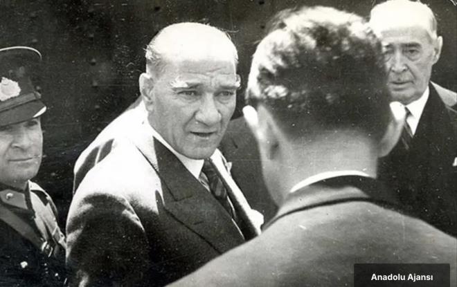 stanbul'da, 13 Kasm 1918'den 16 Mays 1919'a kadar kalarak memleketin genel durumunu yakn arkadalaryla kritik eden Mustafa Kemal Paa, lkesinin kaderini deitirecek Samsun yolculuuna kt ve istiklal mcadelesini balatt. lkeyi dman igalinden kurtarmak amacn gizli tutarak Ordu Mfettilii grevi ile stanbul'dan ayrld.    <p>Karadeniz yoluyla 19 Mays 1919'da Samsun'a kan Mustafa Kemal, 22 Haziran 1919'da Amasya Genelgesi'ni yaymlad. Trk milletine, "vatann btnlnn ve milletin bamszlnn tehlikede olduunu, azim ve kararllkla vatann kurtarlmas iin Sivas'ta bir kongre toplanacan" bildirdi.</p><p>&nbsp;</p><p>Ayrca Osmanl Hkmeti'nin verdii grevden ve askerlikten istifa ederek, 23 Temmuz 1919'da Erzurum'da, 4 Eyll 1919'da Sivas'ta toplanan kongrelerin bakanln yapt.</p><p>&nbsp;</p><p>Bu kongrelerde alnan, "Dman igaline kar milletin vatan savunaca, bu amala geici bir hkmetin kurulaca ve bir milli meclisin toplanaca, manda ve himayenin kabul edilmeyecei" kararlaryla Byk Millet Meclisi'nin de temelleri atld.</p><p>&nbsp;</p><p>Trkiye Byk Millet Meclisi (TBMM), Atatrk nclnde 23 Nisan 1920'de Ankara'da tarihi grevine balad. Mustafa Kemal Atatrk, Meclis ve Hkmet Bakan seildi.</p><p>&nbsp;</p><p>TBMM alarak milli bir hkmet kurulmasna ramen Osmanl Hkmeti ile tilaf Devletleri arasnda 10 Austos 1920'de Sevr Antlamas imzaland.</p>