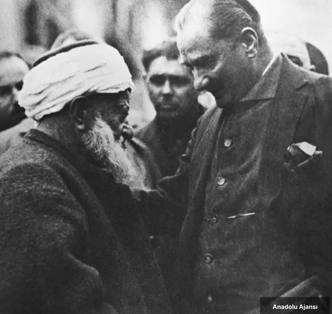 <h2 class="text-size-20 md:text-size-24 px-2.5 mt-2 text-black font-bold pt-2">"MAERAL" RTBES VE "GAZ" NVANI</h2><div class="text-size-18 md:text-size-20 p-3 pb-1 font-medium text-black ck ck-content break-words leading-normal"><p>Bakomutan Mustafa Kemal Paa'nn ynettii Trk ordusu, Yunan ordusunu bozguna uratt, Sakarya Meydan Muharebesi'ni zaferle sonulandrd. 22 gn sren savata Yunan ordusu ar kayplara uratld. Bu zafer dolaysyla Mustafa Kemal Atatrk'e TBMM tarafndan "Mareal" rtbesi ve "Gazi" nvan verildi.</p><p>&nbsp;</p><p>Sakarya Zaferi'nin ardndan 13 Ekim 1921'de Kafkas Cumhuriyetleri ile Kars Antlamas, 20 Ekim 1921'de Franszlarla Hatay haricinde bugnk Trkiye snrnn izildii Ankara Antlamas imzaland.</p><p>&nbsp;</p><p>Atatrk'n komutanlnda Trk ordusu, vatan dman igalinden kurtarmak iin 26 Austos 1922'de kar saldrya geerek Byk Taarruz'u balatt.</p><p>&nbsp;</p><p>Mustafa Kemal Paa'nn ynettii 30 Austos 1922'deki Dumlupnar (Bakomutan) Meydan Muharebesi'nde Trk ordusu, Yunan ordusunu bozguna uratt. Kaan dman kuvvetlerini izleyen Trk ordusu, 9 Eyll 1922'de zmir'e girdi.</p><p>&nbsp;</p><p>Anadolu'yu dman istilasndan kurtaran byk askeri zaferlerin ardndan 11 Ekim 1922'de Mudanya Atekes Antlamas imzaland ve tilaf Devletleri, igal ettikleri Trk topraklarndan ekildi.</p><p>&nbsp;</p><p>