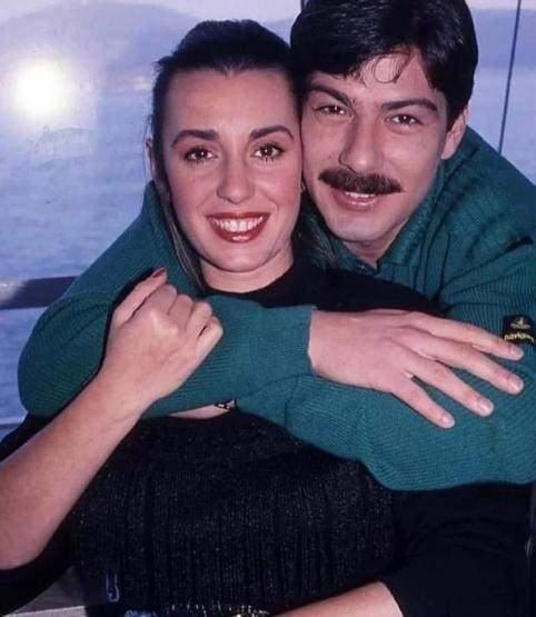 <p><span style="color:#FF0000"><strong>"BENM HKAYEM SENSN"</strong></span></p>    <p><strong>Henz 38 yanda yaamn yitiren eiyle karelerini sosyal medya hesabndan paylaan nl sanat, u ifadeleri kulland:</strong></p>    <p><strong>''Seninle balayan her ey kalbimin en gzel kesine yazld.&nbsp;</strong></p>