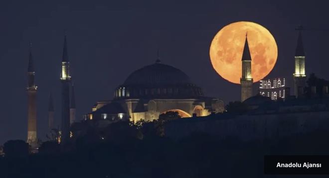 <h2 class="text-size-20 md:text-size-24 px-2.5 mt-2 text-black font-bold pt-2">RAMAZAN AYININ ANLAM VE NEM</h2><div class="text-size-18 md:text-size-20 p-3 pb-1 font-medium text-black ck ck-content break-words leading-normal"><p>&nbsp;</p><p>Manevi gzelliklerle dolu olan Ramazan ay mminler iin bir rahmet ve mafiret mevsimidir. Bu kymetli zaman dilimini ibadet ve iyiliklerle deerlendiren mmin ebedi mutluluun kapsn aar. Cehennemden kurtulu beratn alarak zaman ve mekan cennetine doru yol alr. Bir hadis-i erifte yle buyurulmaktadr:</p><p>&nbsp;</p><p>"Ramazan Ay gelince, cennet kaplar alr, cehennem kaplar kapanr ve eytanlar zincire vurulurlar"</p><p>Bu hadis-i erif gsteriyor ki; Ramazan aynda iyi iler yapp ktlklerden saknan mmine cennetin kaplar alr cehennemin kaplar kapanr. Oru sayesinde nefsine hakim olup eytana uymad iin de, eytann eli kolu balanm ve etkisiz hale gelmi olur.</p><p>&nbsp;</p><p>nsann yaad her an, onun iin sonsuzlua alan bir zaman paras olmaya namzettir. drak ettiimiz bu Ramazan- erifin, bu an, iinde saklamadn kim bilebilir! Ramazan Allah'n rzasn kazanma kuadr. Ramazann her esi byle bir kazanc salayc niteliktedir. Orular, be vakit namazlar, teravihler, dualar, zikir ve tespihler, iftarlar, sahurlar, fitreler, sadakalar hepsi de birer sevap makinesi gibi ilerler. Uygulayclarn ebedi nimet ve mutluluklara eritirirler.</p></div>