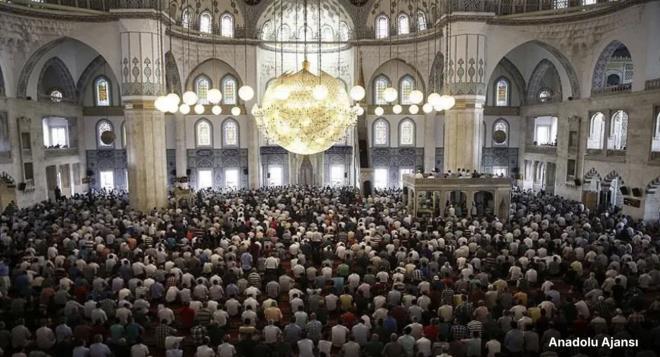 Ramazan ay boyunca milyonlarca Mslman, oru tutarak sabr, paylama ve dayanma duygularn pekitirecek. Camilerde teravih namazlar klnacak, iftar sofralar kurulacak ve yardm faaliyetleri artacak.