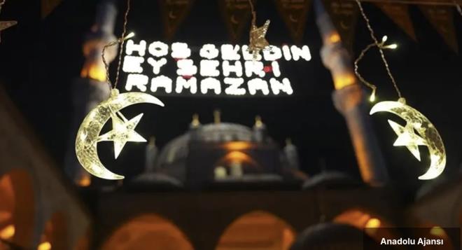 <h2 class="text-size-20 md:text-size-24 px-2.5 mt-2 text-black font-bold pt-2">LK ORU NE ZAMAN TUTULACAK?</h2><div class="text-size-18 md:text-size-20 p-3 pb-1 font-medium text-black ck ck-content break-words leading-normal"><p>Diyanet takvimine gre ilk oru 19 ubat 2026 Perembe gn tutulacak. Ramazan ay, 19 Mart 2026 Perembe gn sona erecek. Bylece Mslmanlar yaklak 30 gn boyunca oru ibadetini yerine getirecek.</p></div>