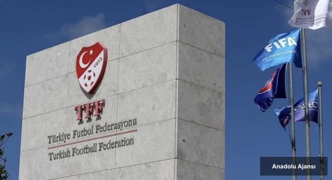 <p>Trkiye Futbol Federasyonu, bahis soruturmas kapsamnda futbolcularn Profesyonel Futbol Disiplin Kuruluna sevk edildiini duyurdu.&nbsp;</p><p>&nbsp;</p><p>Yaplan aklamada Sper Lig'den 27, Trendyol 1. Lig'den 77, Nesine 2. Lig'den 282, Nesine 3. Lig'den 629 futbolcu ile 9 profesyonel oyuncu olmak zere 1024 futbolcunun bahis soruturmas kapsamnda disipline gnderildii kaydedildi.</p><p>&nbsp;</p><p>Ayrca 1024 futbolcunun tedbirli olarak PFDK'ye sevk edilmesi nedeniyle, kulplerin kadro eksiklerini tamamlayabilmesi adna yalnzca ulusal dzeyde, 2025-2026 sezonu k transfer dnemine ilave olarak 15 gnlk transfer ve tescil periyodu tannmas iin FIFA ile grmelere baland aktarld.</p><p>&nbsp;</p><p>Aklamada, sadece tek bir kere bahis hareketi olduu grlen 47 futbolcunun disiplin sevk ilemlerinin, ilgili kurumlardan gelecek cevap evraklar ile deerlendirilecei belirtildi.</p><p>&nbsp;</p><p>NTV canl yaynna balanan Hukuku Alpay Kse ve hukuku Enes imek olas cezalar deerlendirdi.</p>