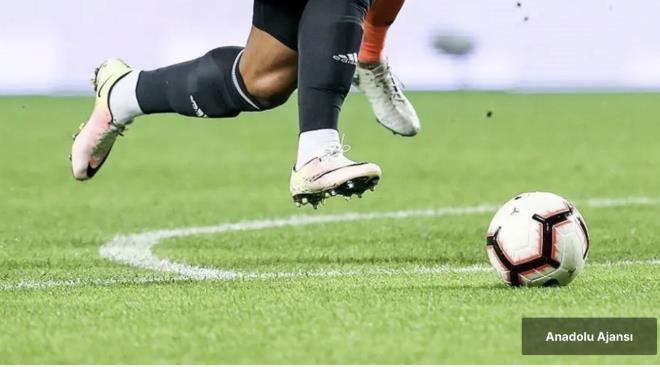 <h2 class="text-size-20 md:text-size-24 px-2.5 mt-2 text-black font-bold pt-2">KULPLERE BR CEZA UYGULANABLR M?</h2><div class="text-size-18 md:text-size-20 p-3 pb-1 font-medium text-black ck ck-content break-words leading-normal"><p>Futbolcularn kulplerinin ceza almas iin 56. maddeyle sevk edilmesi gerektiini syleyen imek, "Msabaka sonucunu etkilemeye varrsa ilgili kulbn teebbs aamasnda kalrsa en az eksi 12 puan silme cezas, msabaka sonucunu etkiledii tespit edilirse, rnein kendi manda krmz kart greceine oynam ve kart grmse ilgili kulbn alt lige drlmesi ngrlyor talimat erevesinde." ifadelerini kulland.</p><p>&nbsp;</p><p>imek ayrca, futbolcularn PFDK sevki sonucunda 6 ay veya daha fazla ceza almas ve cezann Tahkim'de onaylanmas durumunda kulplerin hakl fesih imkan olduunu syledi.</p></div>