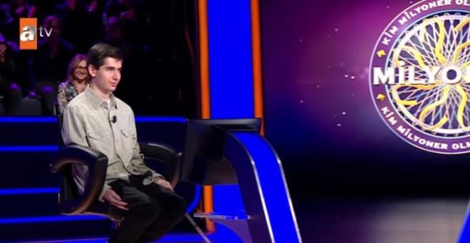 <strong>Yarmaya katlan grme engelli 19 yandaki Kerem Aktan, baarl performans ve sempatik tavrlaryla sosyal medyada ilgi oda haline geldi.</strong>