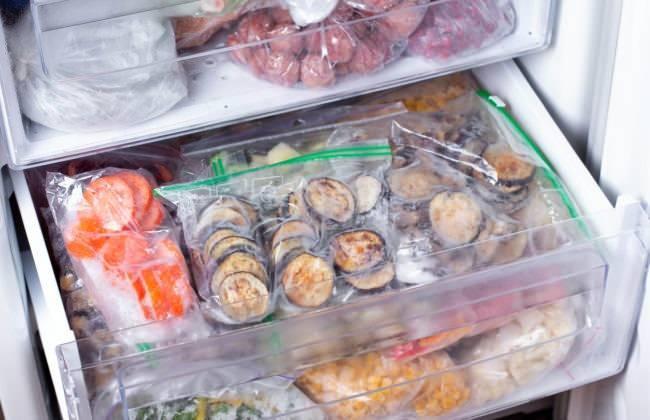 Birok kii, marketten alnan rnlerin plastik kaplarn pe atmak yerine saklama kab olarak kullanmaya devam ediyor.