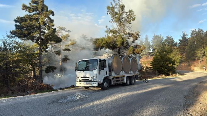 Alevleri fark eden kahraman st<br>  Sabah saatlerinde Akdere mevkiinden ykselen dumanlar gren st toplama grevlisi Ekrem Emeli, aracn durdurarak yangna kotu.