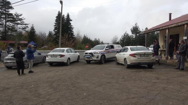 Arama alannda youn sis ve saanak ya ekiplerin almalarn zorlatrd.