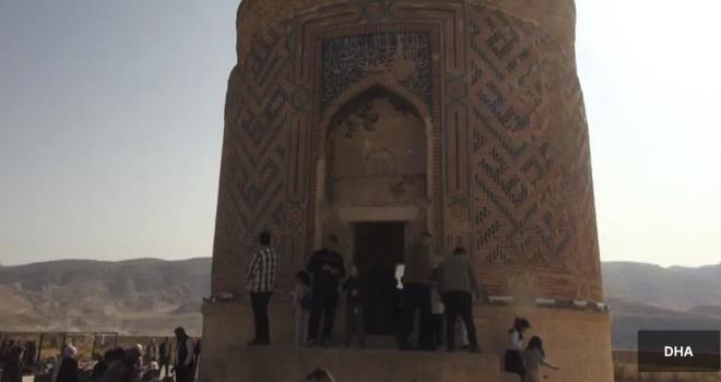 <h2 class="text-size-20 md:text-size-24 px-2.5 mt-2 text-black font-bold pt-2">ANADOLU'DA TEK RNEK</h2><div class="text-size-18 md:text-size-20 p-3 pb-1 font-medium text-black ck ck-content break-words leading-normal"><p>Ni kemer kelerinde mukarnas benzeri bezemeler grlrken, yap iinde ve dnda ini ile srl tula sslemeler dikkat ekiyor. D cephede srl tula ile yazlm Kufi hatla 'Allah', 'Muhammed', 'Ahmet' ve 'Ali' ibareleri ile geometrik desenler yer alyor. Zeynel Bey Trbesi'nin, Orta Asya geleneinin plan, d grn ve bezeme zellikleri bakmndan Anadolu'da tek rnek olduu belirtiliyor.</p></div>