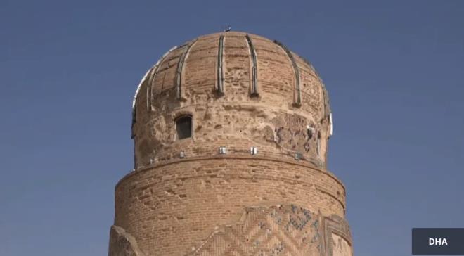 Akkoyunlu Hkmdar Uzun Hasan'n olu Zeynel Bey iin yaptrld belirtilen bin 100 ton arlndaki yap, Ilsu Baraj almalar kapsamnda 12 Mays 2017'de eski yerinden alnarak, zel sspansiyon sistemiyle zarar grmeden arkeopark alanna tand.&nbsp;