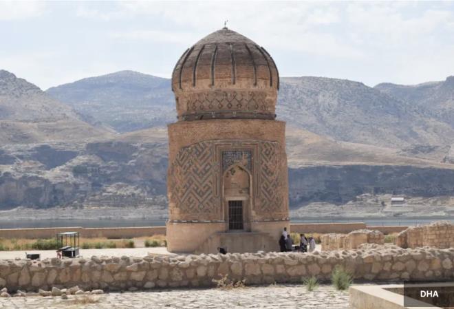 Batman'da 12 bin yllk tarihe sahip olan ve Bizansllar, Sasaniler, Emeviler, Abbasiler, Hamdaniler, Mervaniler, Artuklular, Eyybiler, Akkoyunlular, Safeviler, Osmanllar gibi birok medeniyet ev sahiplii yapan Hasankeyf ilesi, yerli ve yabanc turistlerin ilgisini ekiyor.