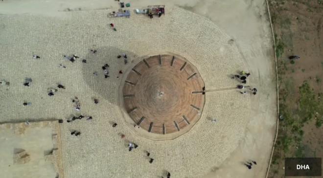 lede yaplan Ilsu Prof. Dr. Veysel Erolu Baraj Gl nedeniyle 7 tarihi eser, su altnda kalmamas ve tarihin gelecek nesillere aktarlmas amacyla tand. Tanan eserlerden Akkoyunlu hkmdar Uzun Hasan'n 1473 Otlukbeli Sava'nda hayatn kaybeden olu Zeynel Bey adna ina ettirilen Zeynel Bey Trbesi de Dicle Nehri kysndaki konumuyla ziyaretilerin gzde mekanlar arasna girdi.