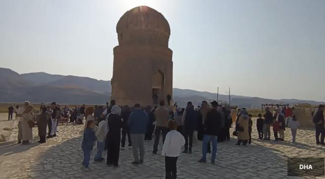Dtan yuvarlak, iten sekizgen planl ve ift cidarl kubbeyle rtl trbede, i mekanda her yzde yer alan dikdrtgen niler, kasnak eteindeki sivri kemerlerle birleiyor.&nbsp;