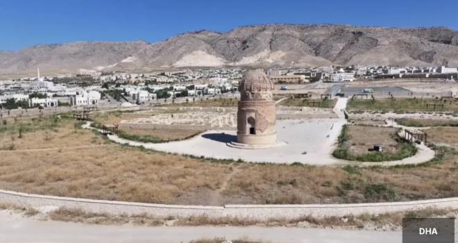 Kaymakam Mehmet Ali mrak, "Zeynel Bey Trbesi, bulunduu konum ve kendisini Dicle'ye dayamasyla beraber zellikle fotoraf eken misafirlerimiz iin muazzam bir mekan konumundadr" dedi.