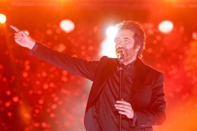 <strong>Uzun yllardr hem sinema hem de mzik dnyasnda aktif olarak almalarna devam eden Krmzgl, hafta sonu Kbrs'ta verdii konser ncesi konuyla ilgili grlerini paylat.</strong>