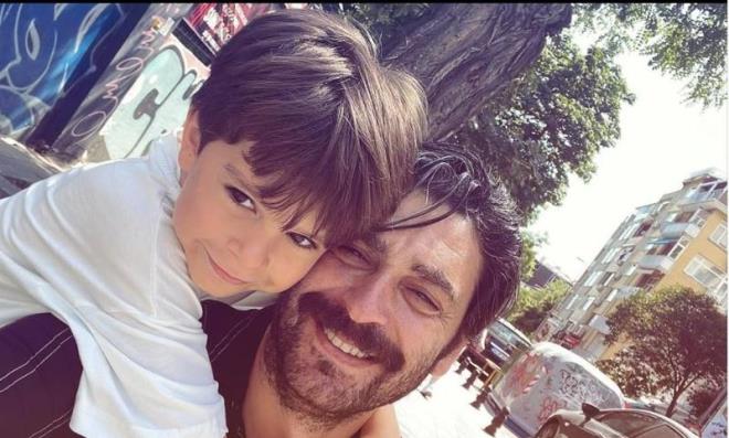 "ok zlyoruz birbirimizi, ben neredeyse her hafta gidip geldiim iin onun zlemesine ok frsat vermiyorum. Annesi ona tamamen kol kanat gerdii iin, ben sadece boluklar dolduruyorum."